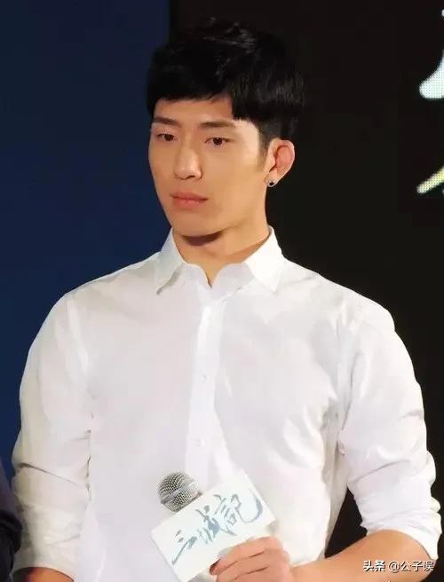 井柏然情史，出生28天被母亲抛弃，演《捉妖记》成名，情散倪妮