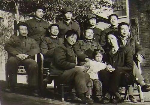 警徽闪耀一一记第二个人民警察节 作者：七团王抗林