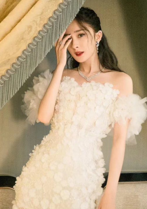 杨幂：不用刻意迎合别人，创造自己的价值就会闪闪发光，她这样做