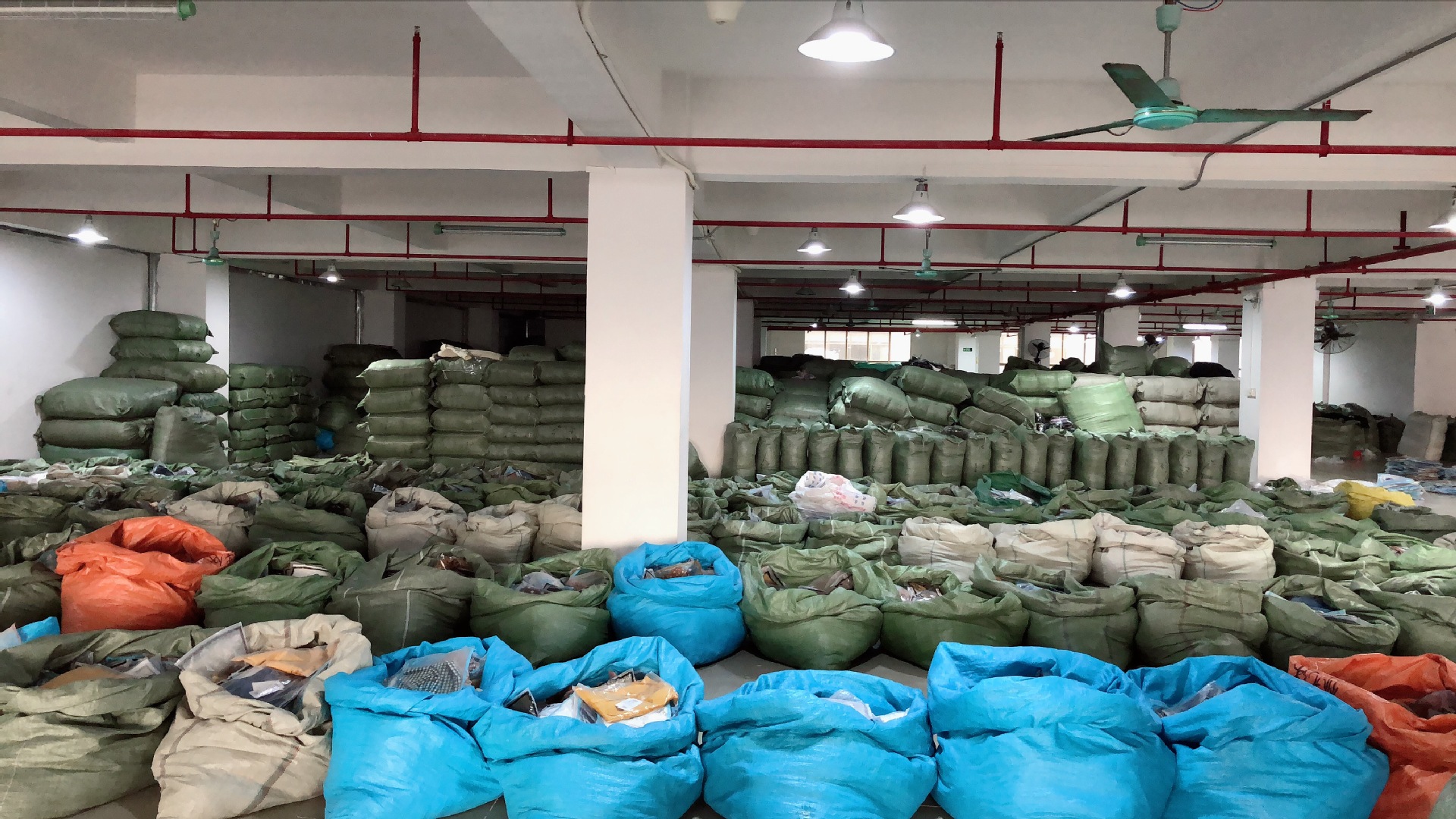 品牌折扣女装批发仓库如果你在中等城市,或是小城市(集镇)开店,就不必