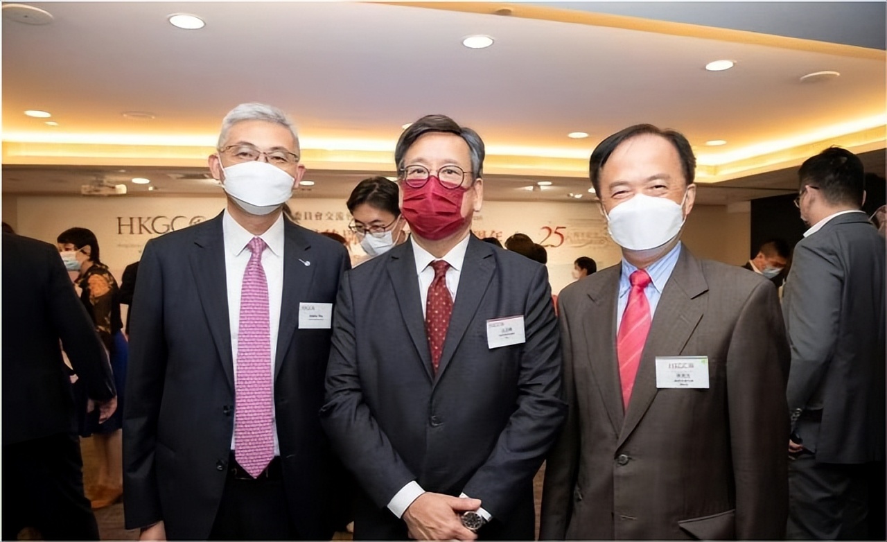 霍启山亮相有大将范！穿西装秀笔挺身材，比哥哥霍启刚更帅