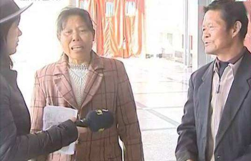 复旦高材生卧床啃老3年，对母亲拳打脚踢：我现在这样都是你害的