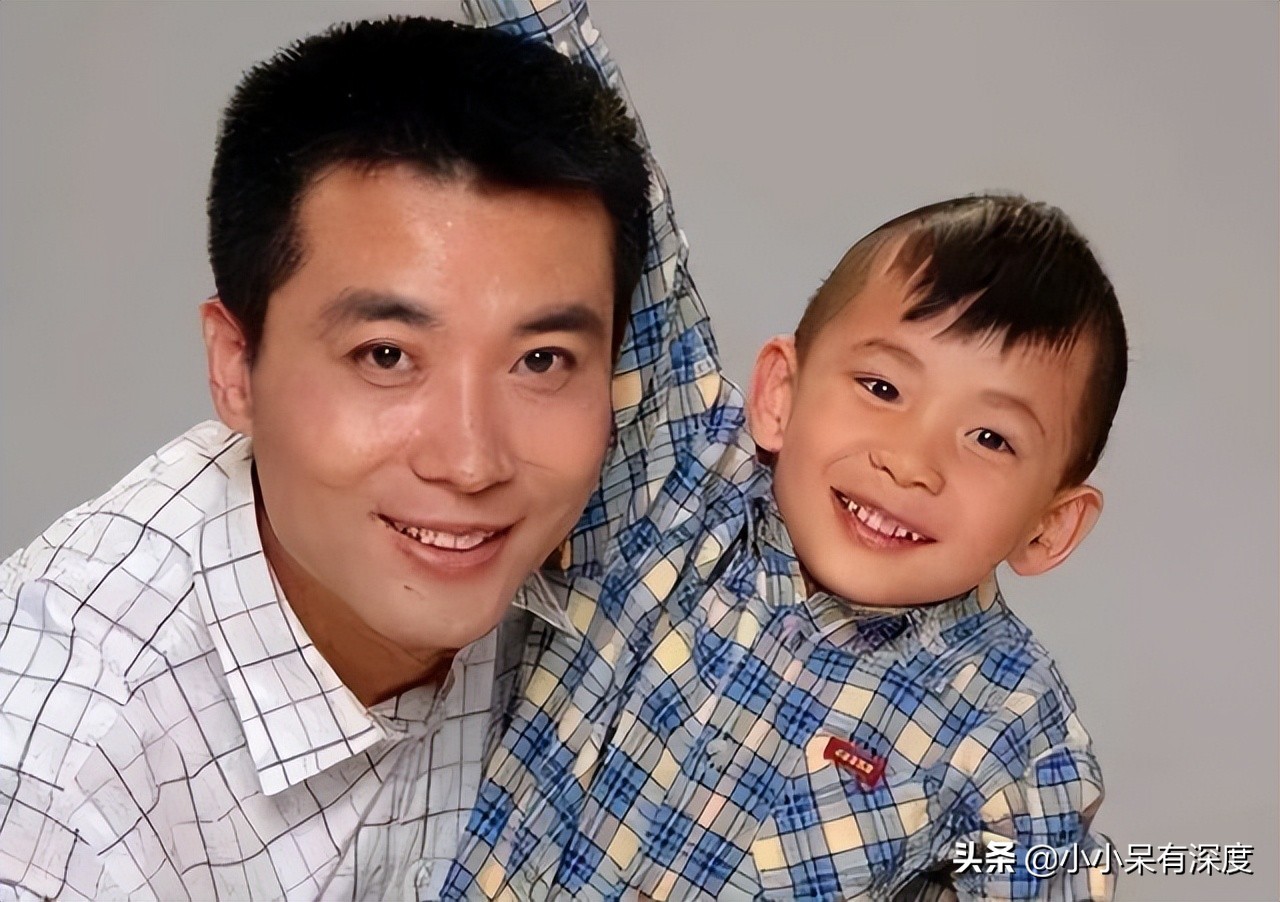 央视国脸郭志坚近况，他隐藏多年的妻子曝光，儿子也是一位帅小伙