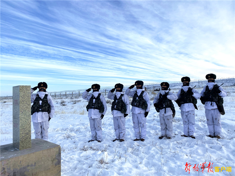 青春的坚守,边防官兵顶风冒雪踏上巡逻路