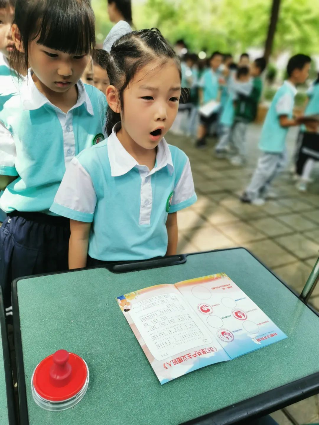 四川天府新区永兴小学一年级的孩子们在香樟林开展入队闯关活动