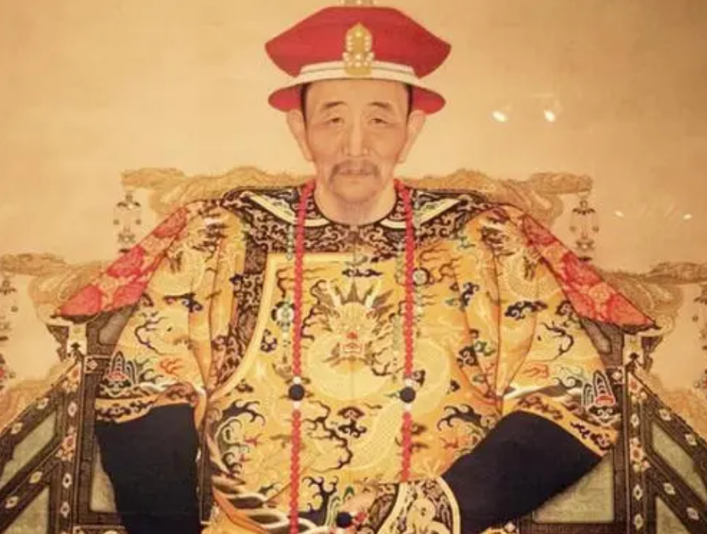 乾隆给英国国王写的信，在大英博物馆里有976个字，字迹荒谬可笑。