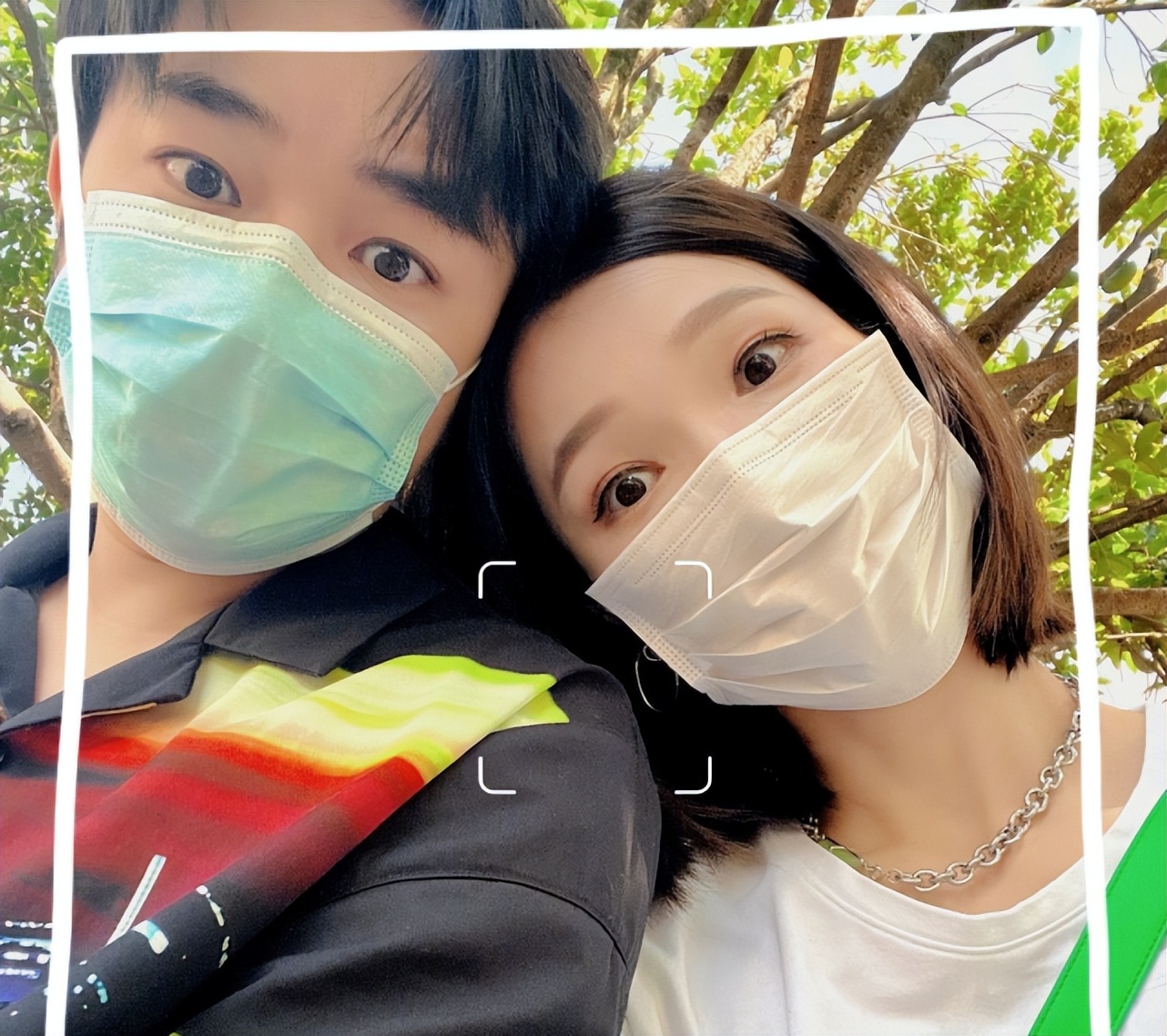 王祖蓝夫妇带娃出游，一人抱一娃大秀幸福，俩女儿个头猛蹿像妈妈