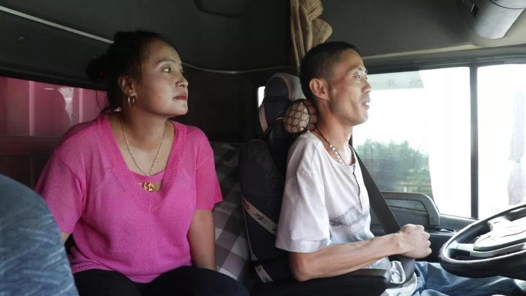 中国1000万卡车夫妇真实生活：24小时吃住都在车上，货比命更重要