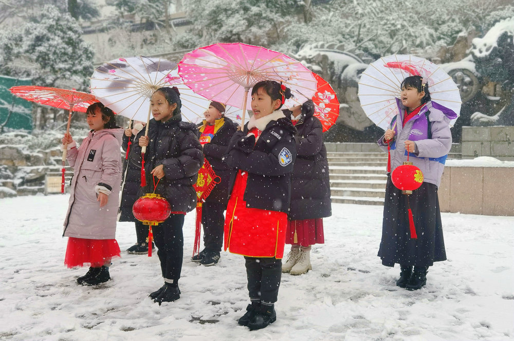 雪送祥瑞兆丰年：济南市民冒雪赏景