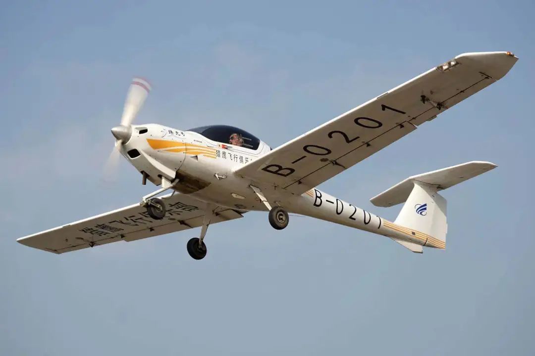 钻石da20飞机采用不可收放的前三点式起落架,下单翼,t型尾翼的气动