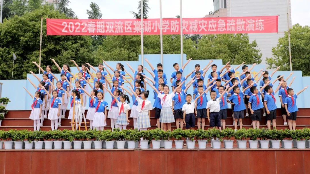 棠湖小学开展《珍爱公物，维护文明》第十四周国旗下主题成长活动