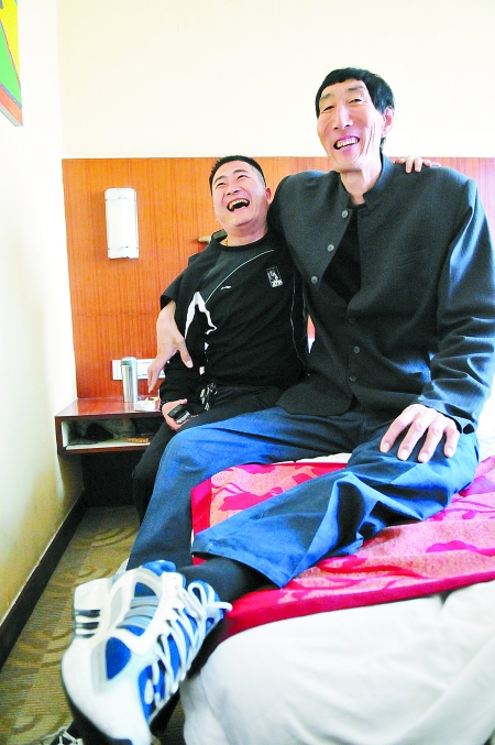 巨人鲍喜顺：与小28岁娇妻闪婚，57岁冒险生下一子，68岁想要二胎