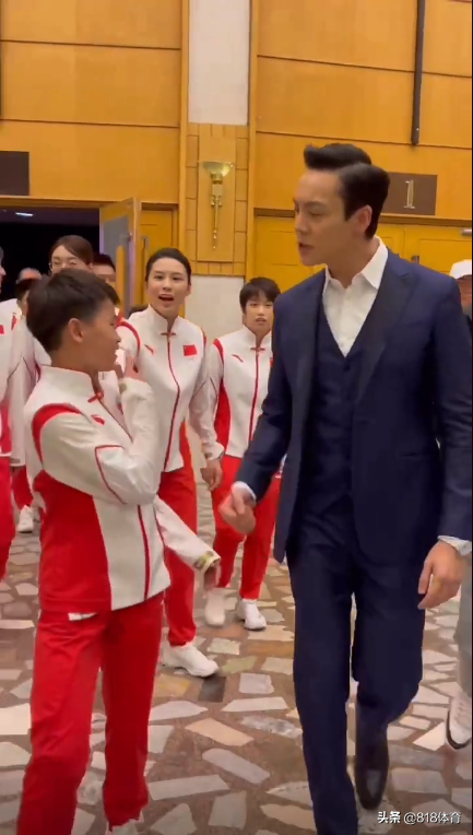 陈伟霆:全红婵是团宠大家很疼她,聊着聊着走错了方向被师姐叫回去