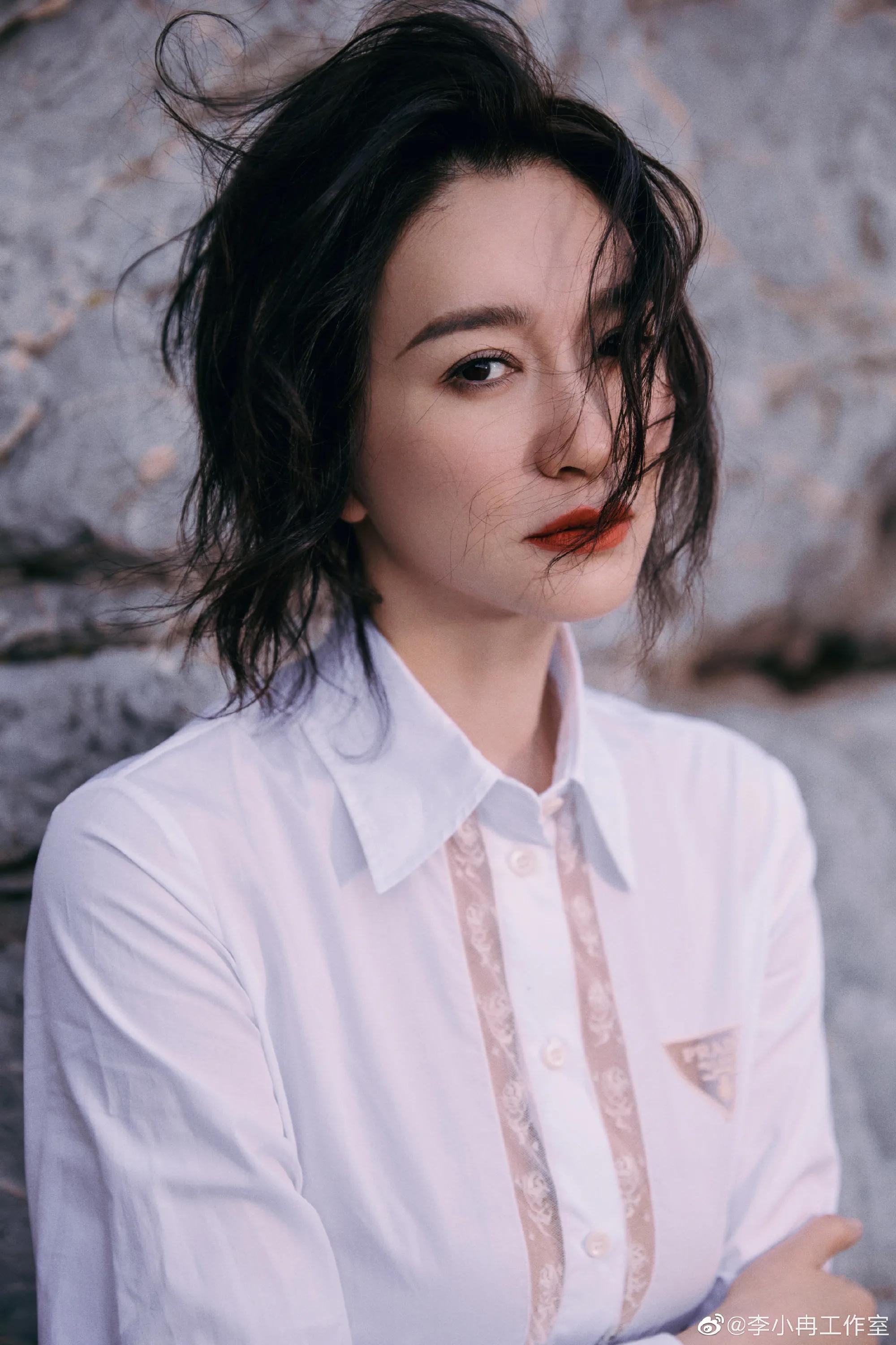 李小冉海岸礁石质感大片