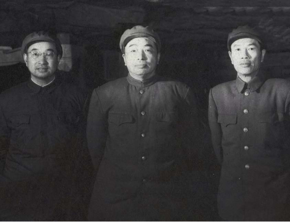 邓华给大伙递“白金龙烟”，一人只分一支，主席笑说：财不露白啊