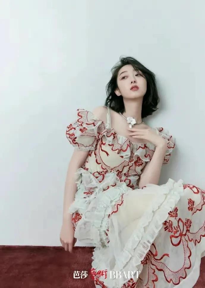 金晨、白鹿淡妆浓抹总相宜，自拍库存平易近人，领家妹妹即视感