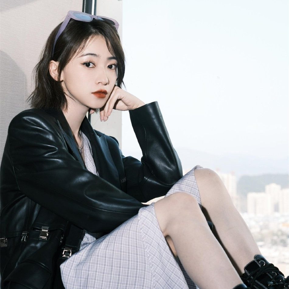 吴谨言晒窗边六宫格随拍 穿黑西装搭配马丁靴酷飒有气场 ​​​