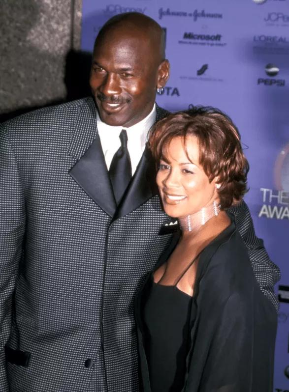 盖茨离婚损失1300亿美金，贝佐斯损失380亿，邓文迪离婚分到多少