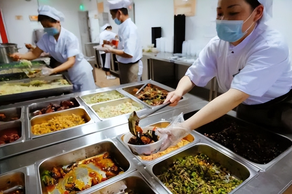 “第九大菜系”重现大学食堂，学生有苦难言，多希望阿姨抖两下