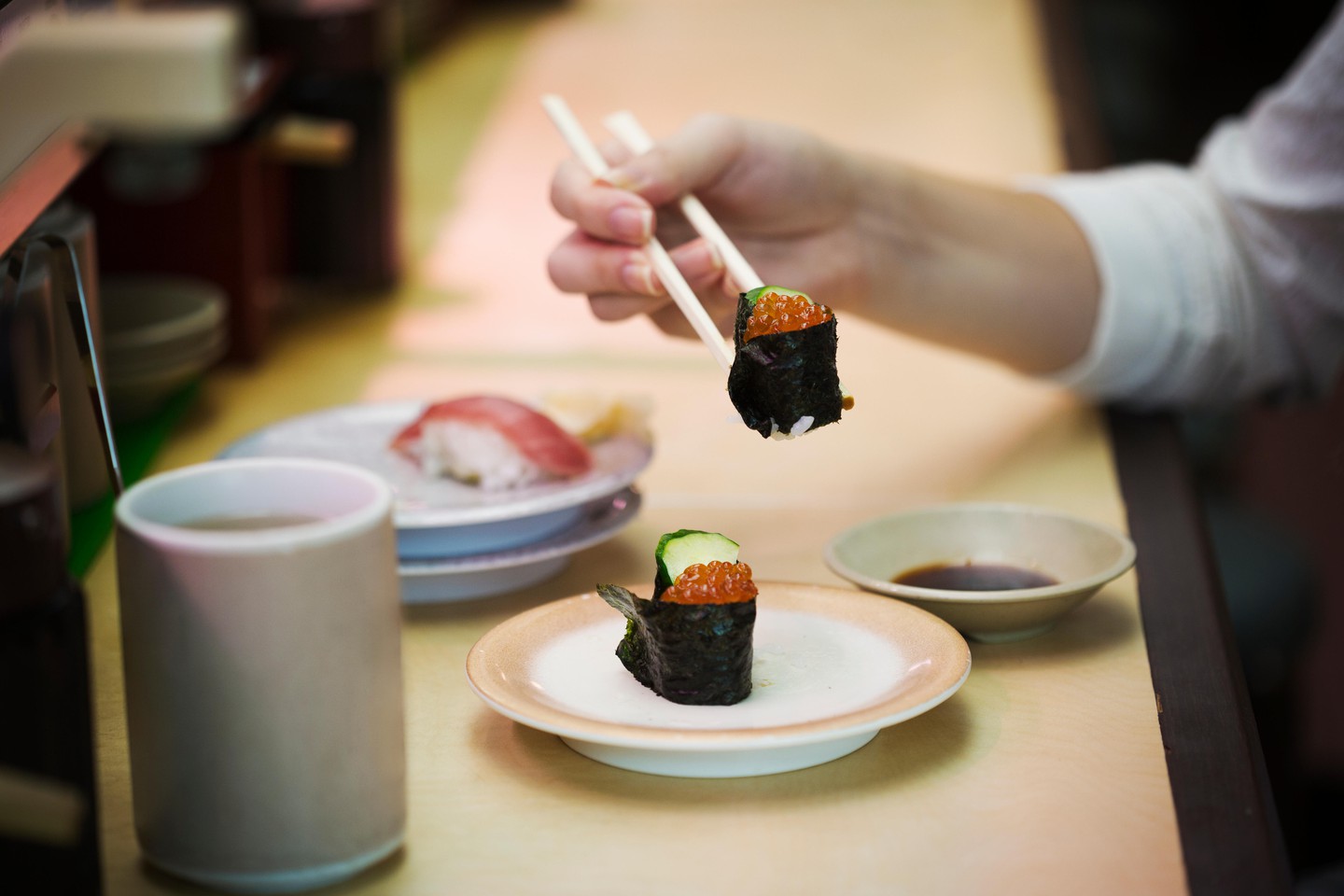 在正宗的回轉壽司店里用餐是種什么體驗？回轉壽司美食指南來了