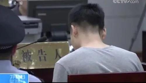 3年前男子狂扇老师，老师直说对不起，男子：记得以前咋削我的吗