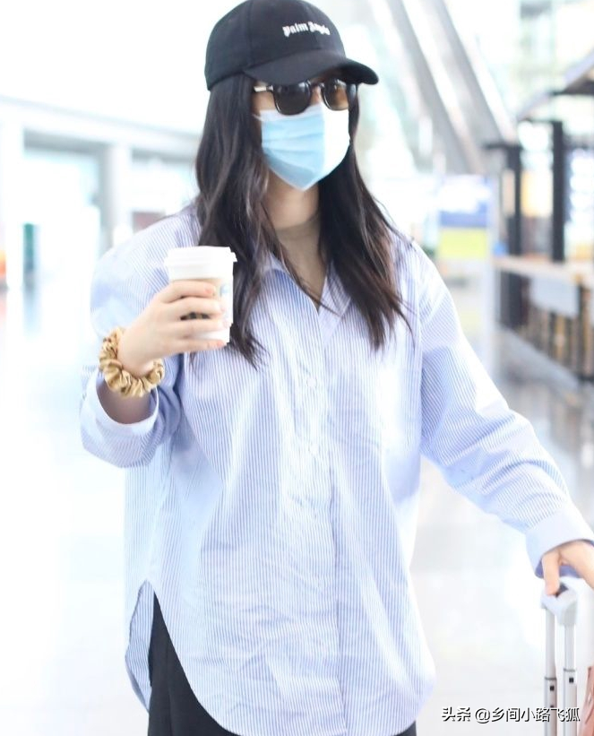 朱珠衬衫搭黑裤休闲舒适 头戴棒球帽活力十足