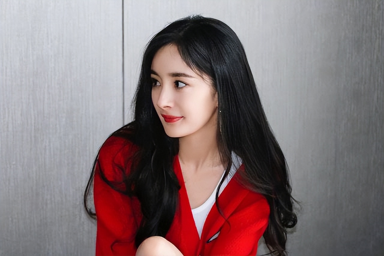 顶流也难扛影视寒冬，鹿晗85花纷纷闲赋在家，杨幂发现“新大陆”