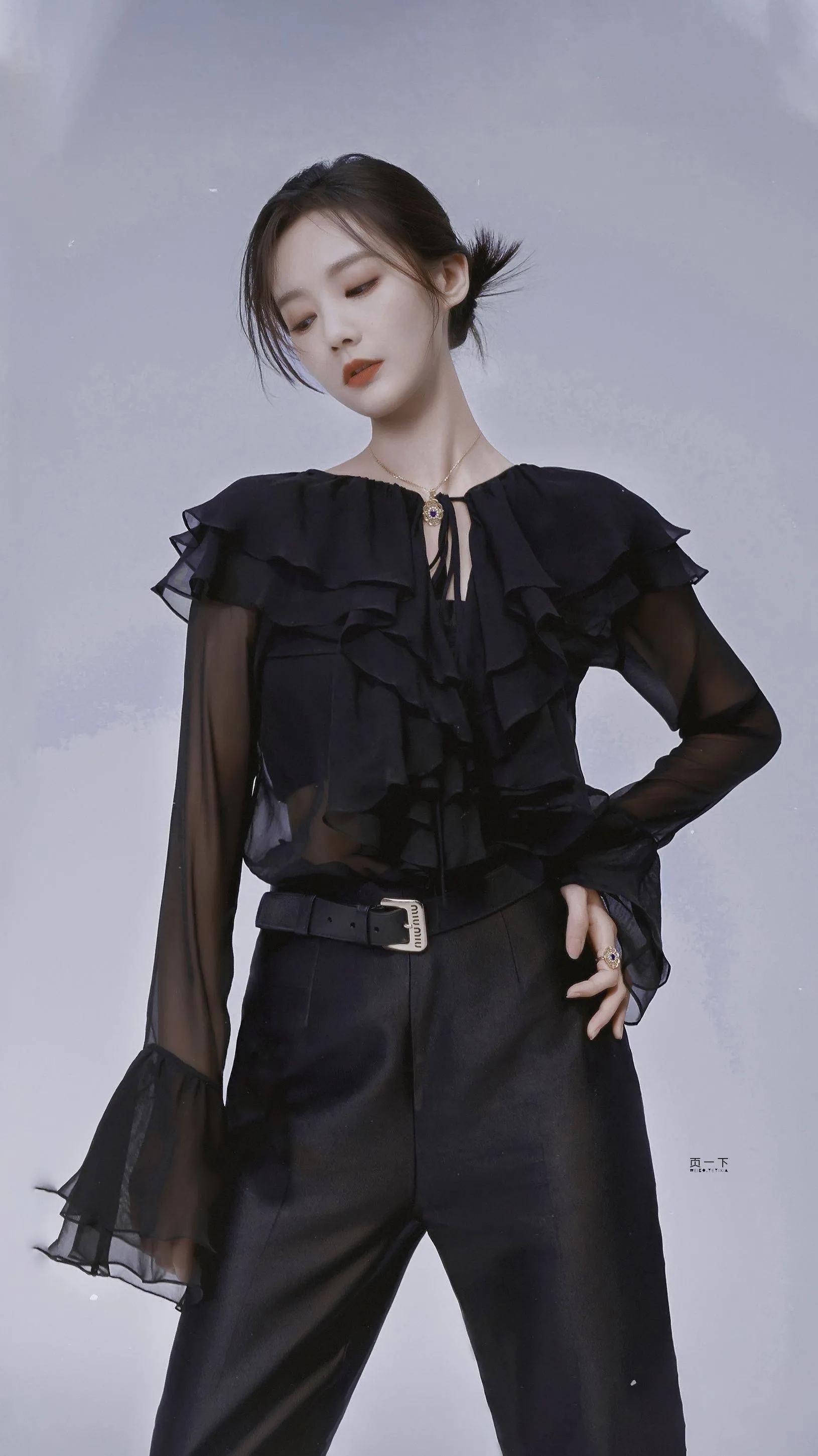 李一桐黑色蓬松长裙