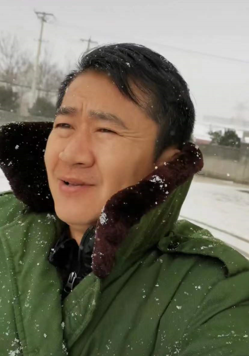 戏骨李嘉明雪地思念亡父母,感叹没了他们活着为啥,表情触动人心