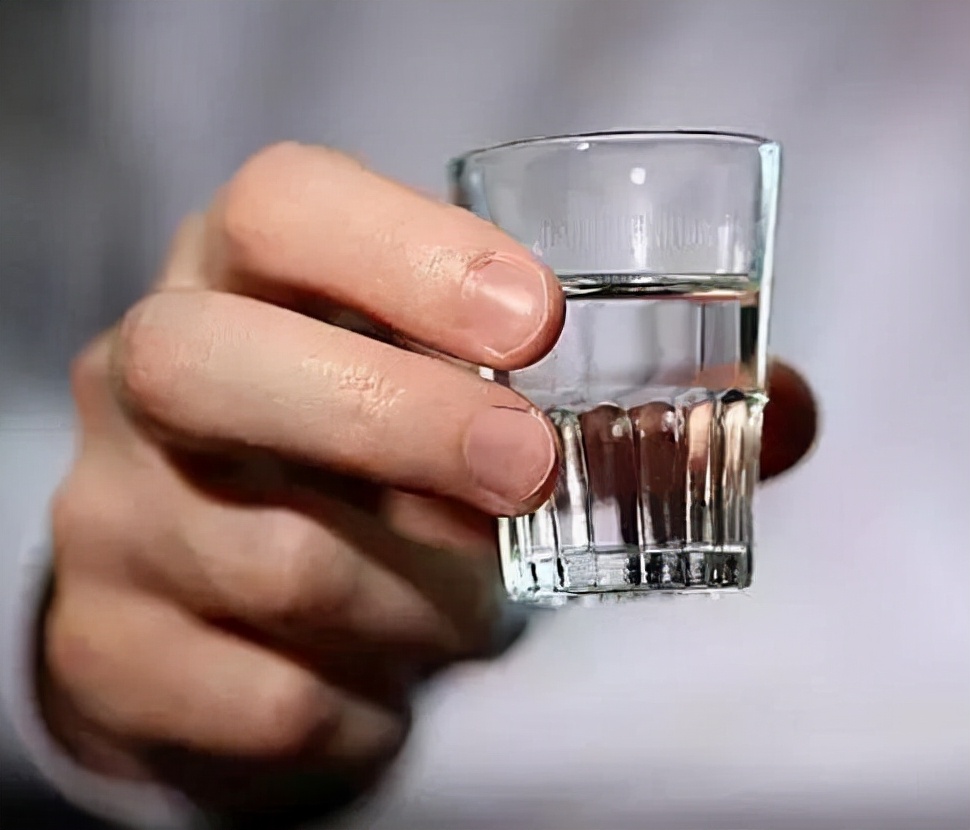 吃晚饭时，长期喝点“白酒”的人，身体会怎样？