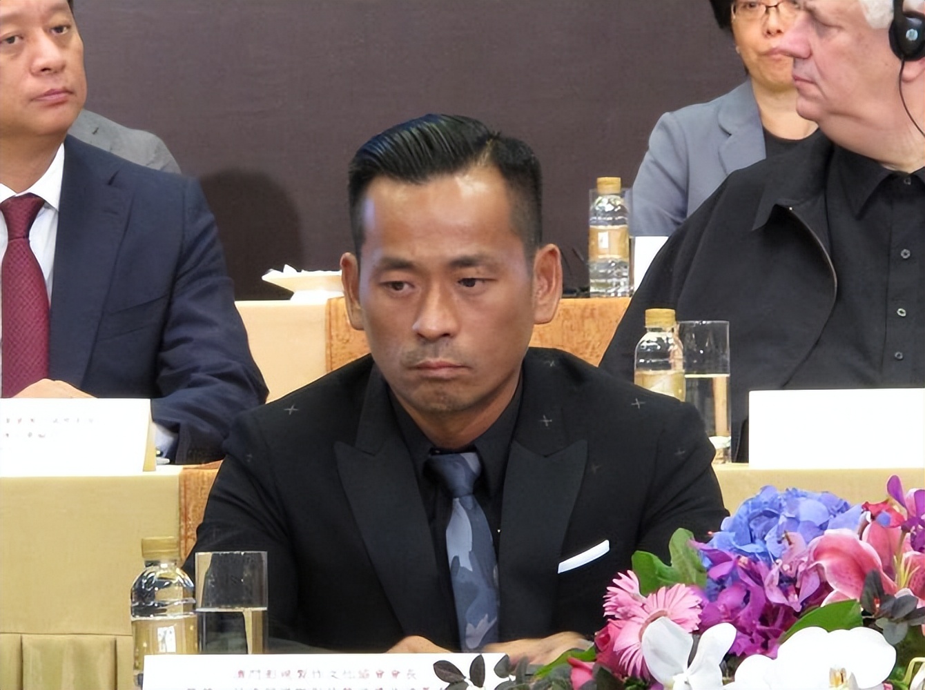 和混血嫩模“人肉沙发”的周焯华，也走到了今天