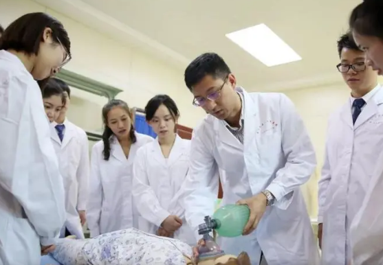 河南医学院拿回独立办学权，医学水平飞升，华西医能否实现拆分？