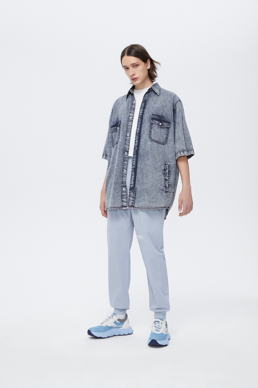 Thương hiệu thời trang Anh Quốc VETEMENTS tái hiện các sản phẩm denim, ghi dấu ấn bằng chất lượng