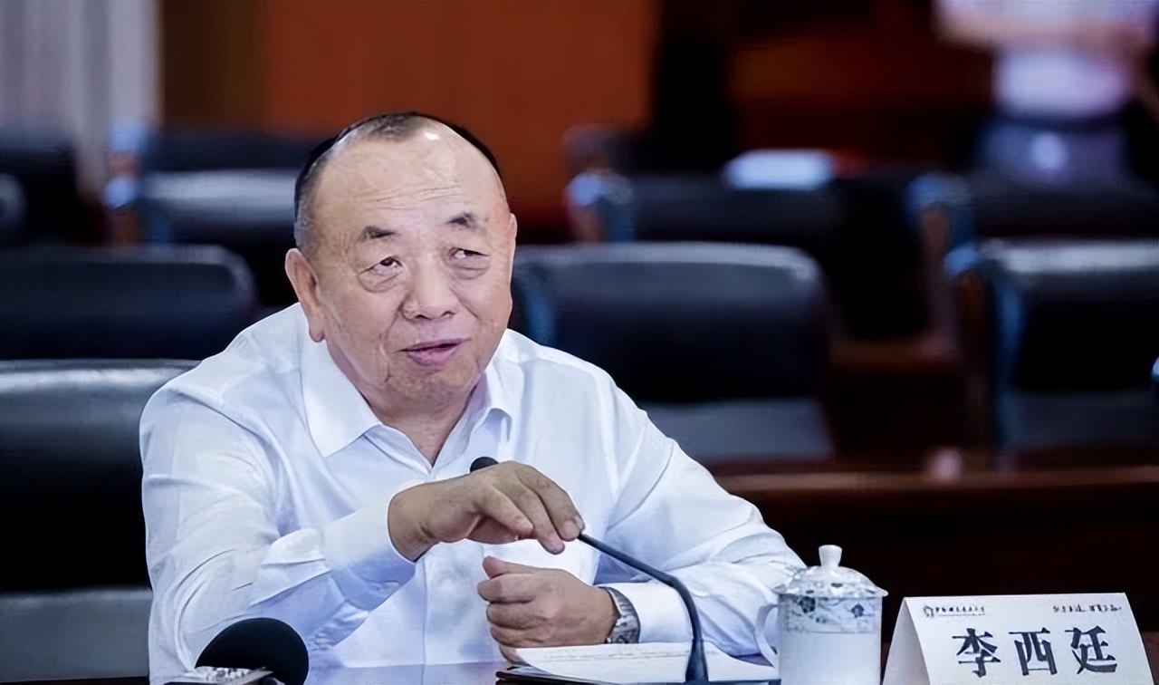 他17岁上清华,29岁辞职创业,疫情期间日赚1亿,如今身家1291亿