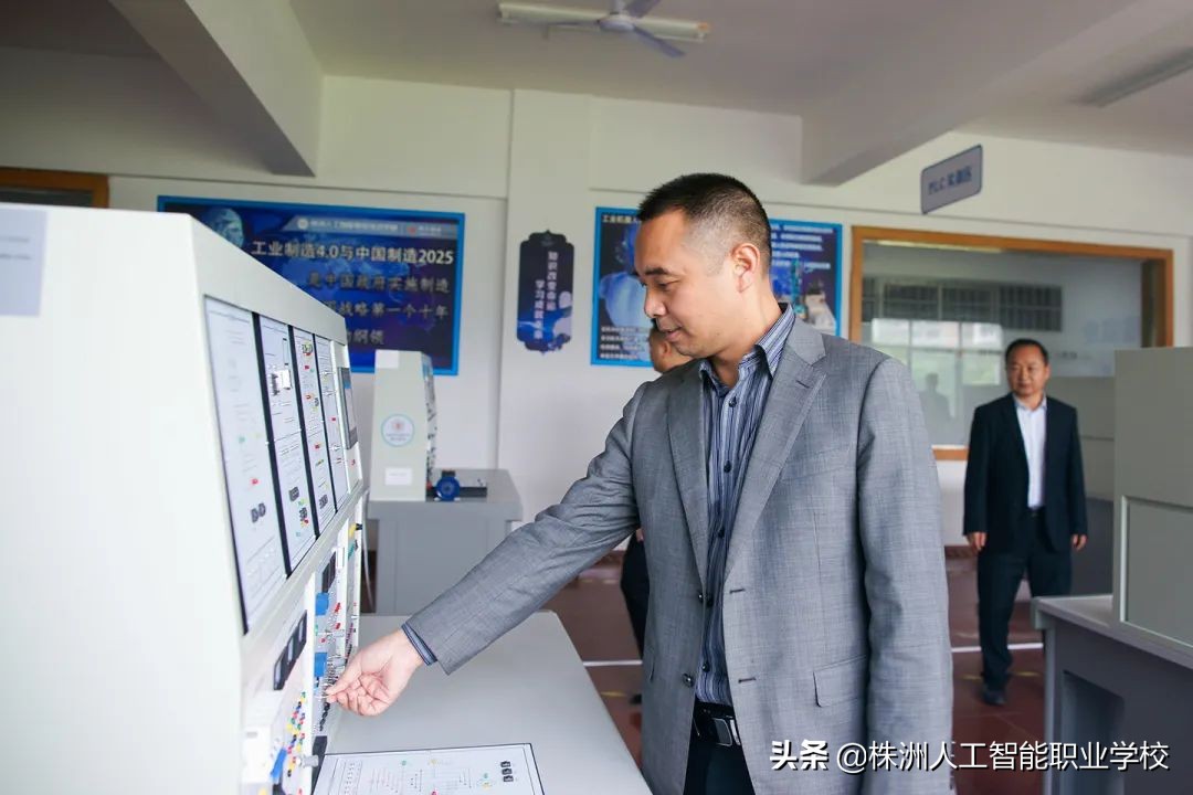 我校与韩夫教育“工业机器人技术应用”专业签约仪式