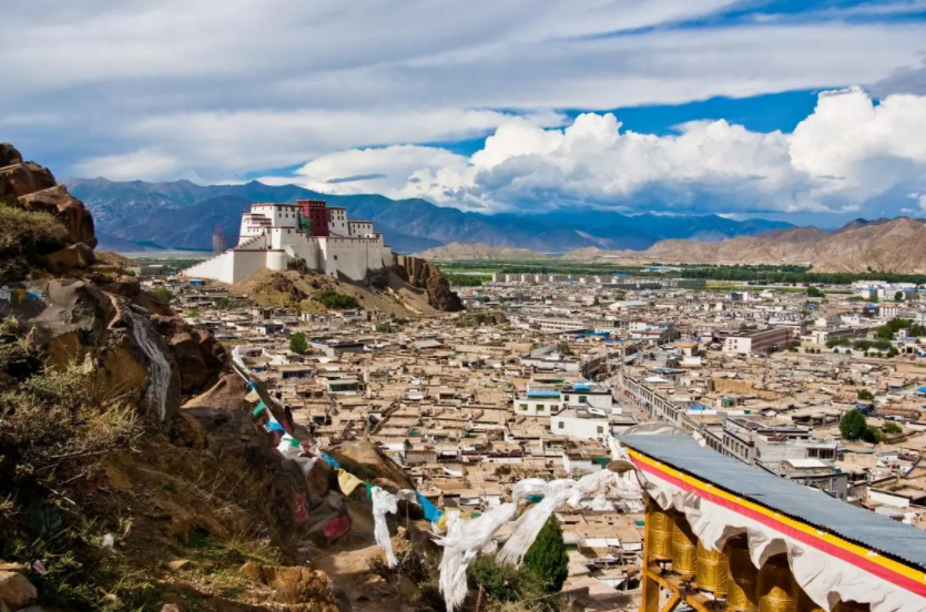 地区的环境承载力有限,生态恢复也需要漫长的时间,如果过度开发那曲县