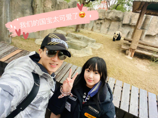 吴尊携老婆儿女出游，网友希望他内外兼修别塌房，获本尊暖心回复