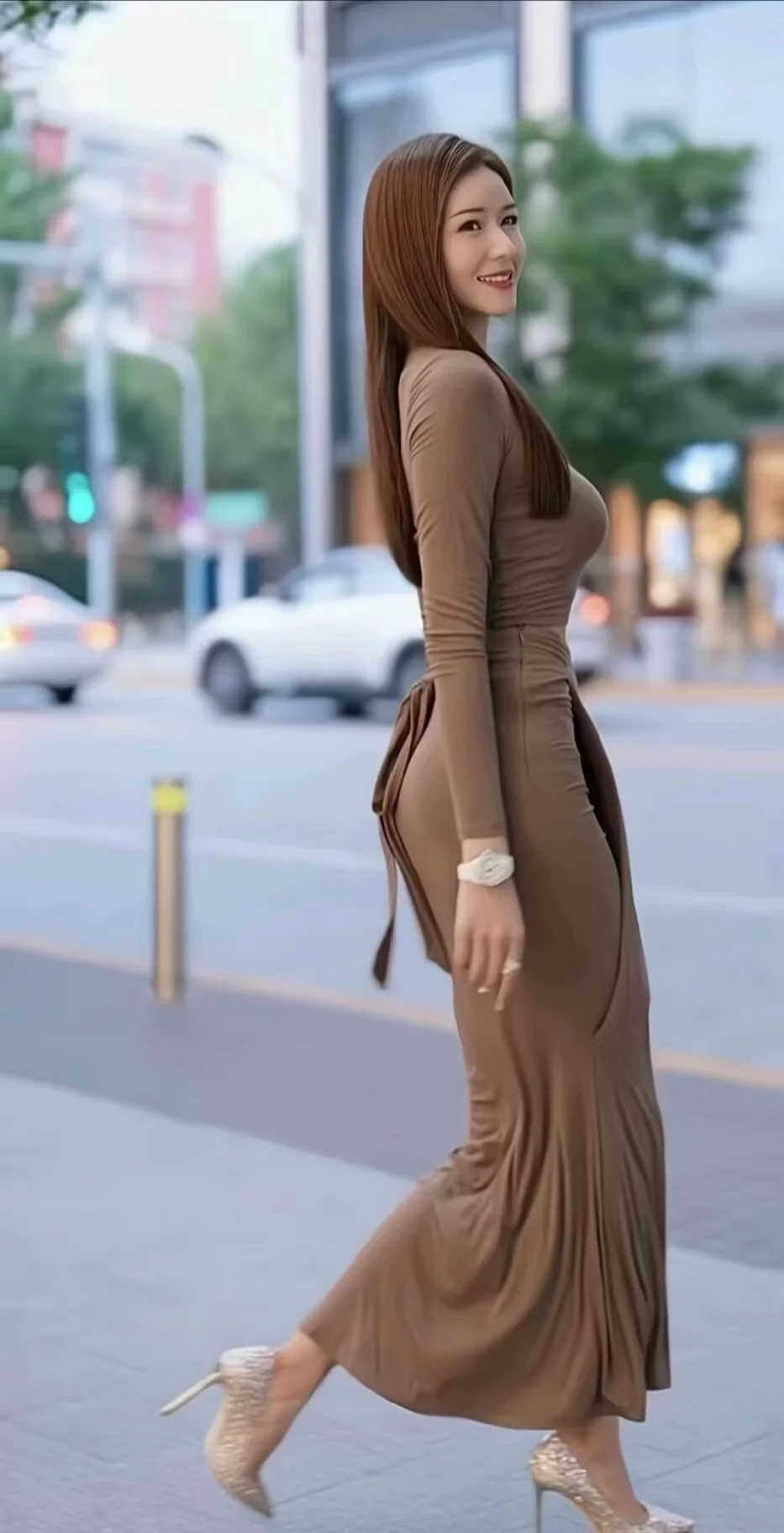 身材纤细的美女针织长裙搭配高跟鞋凸显完美身材,女神范十足