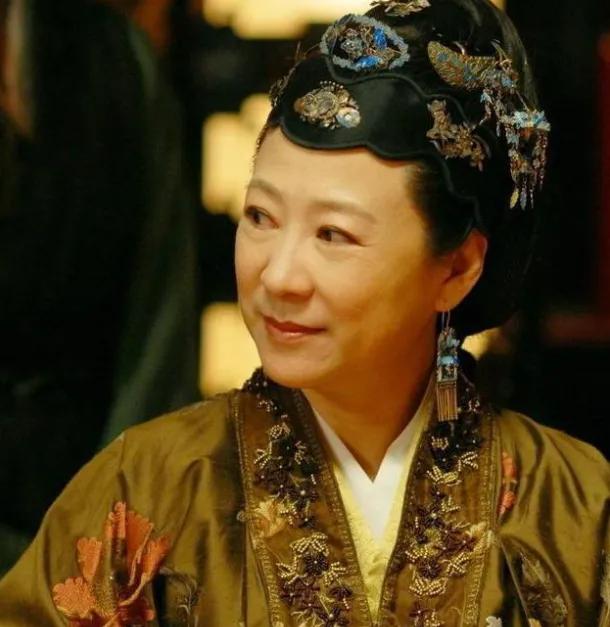 “奶奶级”演员年轻照，皮肤白里透红，笑容甜，个个都是美人胚子