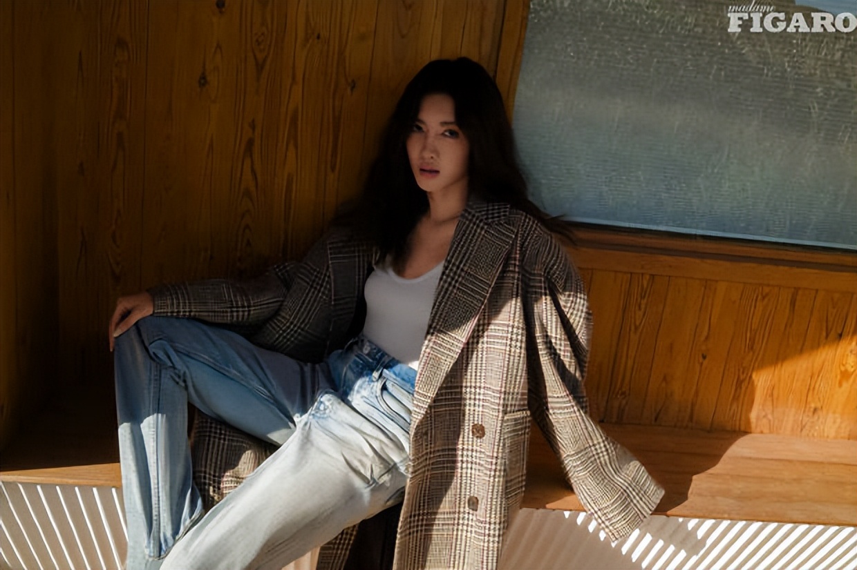 江疏影秋日故事感大片释出 多种气质穿搭复古知性