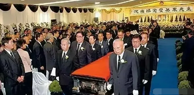 作为资本家,霍英东的灵柩凭什么可以覆盖国旗?