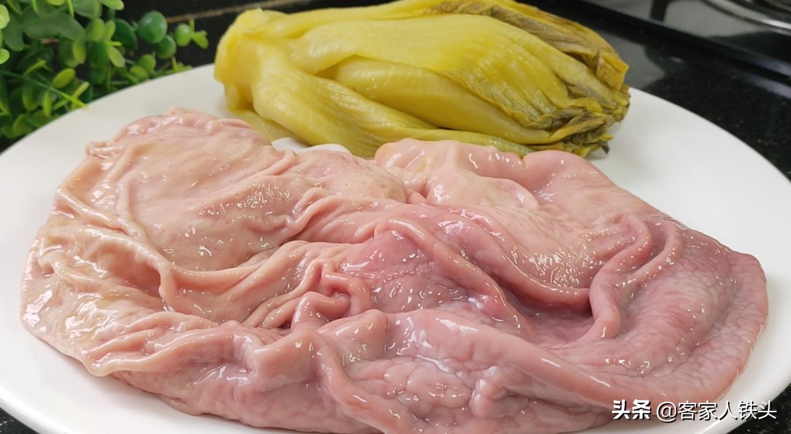 猪肚煲汤？广东人的做法最正宗，一开盖香扑鼻，汤色奶白特别好喝