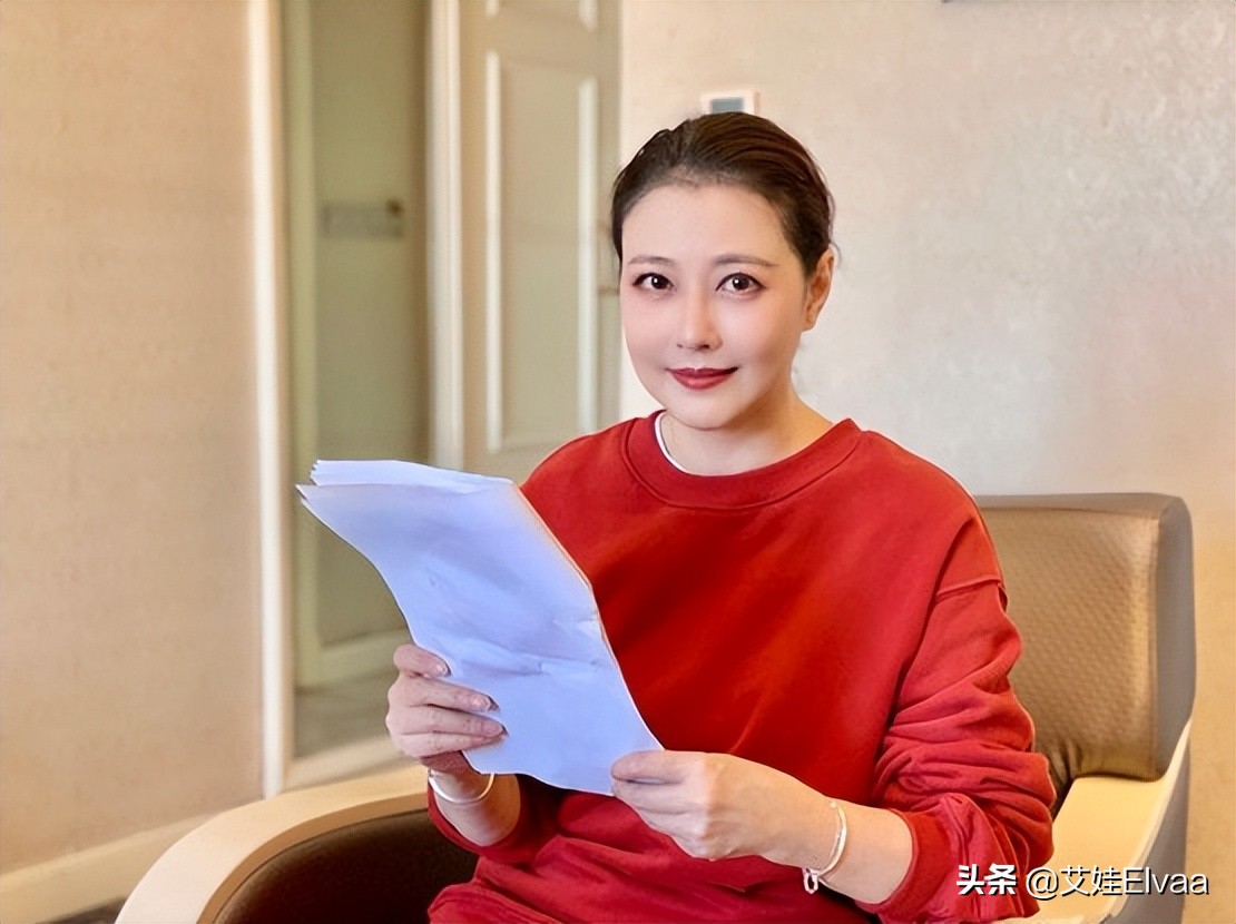 周海媚综艺首秀，穿芭比粉西装美出圈，56岁侧脸五官还是颜值担当