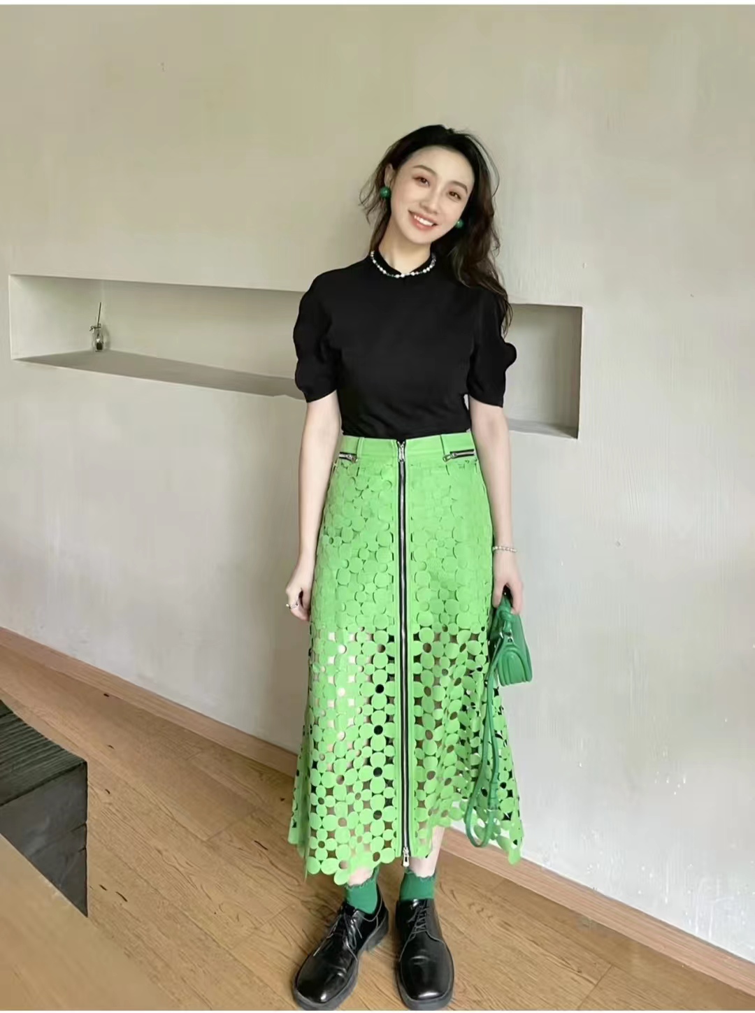 裙子搭配什么鞋子和包包好看(裙子搭配什么鞋子和包包好看图片)