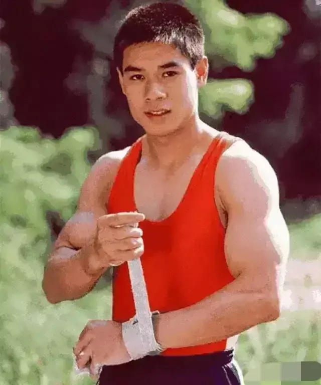 曾经的体操王子李宁(58岁的体操王子李宁，已经老成这个样子，简直就像70岁的老头)