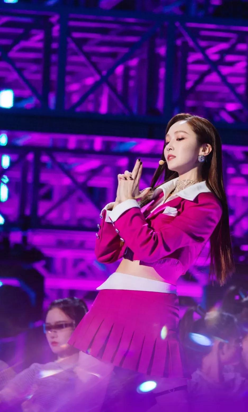 郑秀妍美丽动人