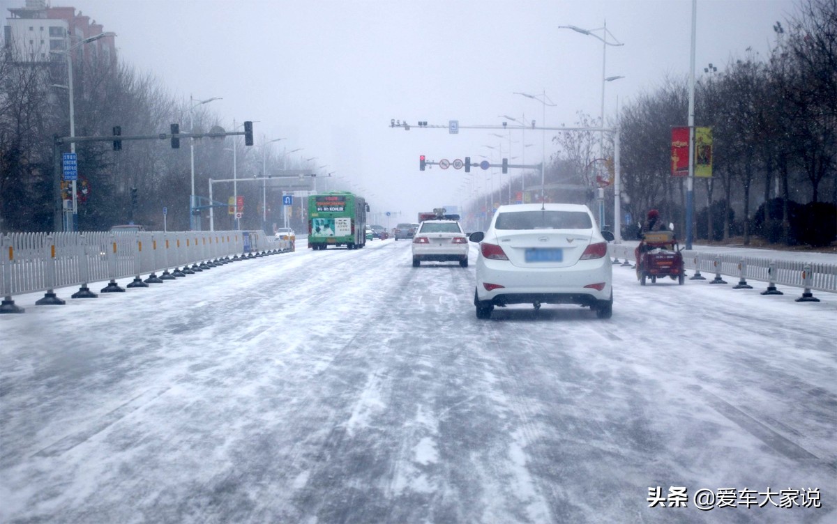 路面积雪，怕打滑陷车：这几个经验了解一下