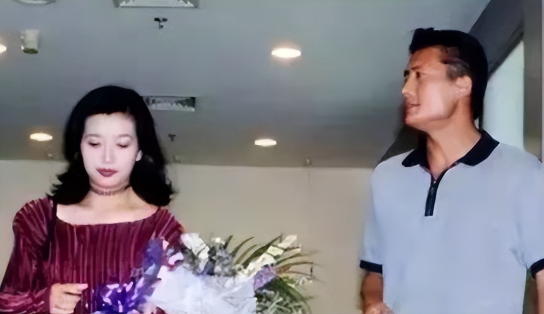 54岁江珊双手挽吴刚手臂，动作亲密被指不合适，与靳东分手后隐婚