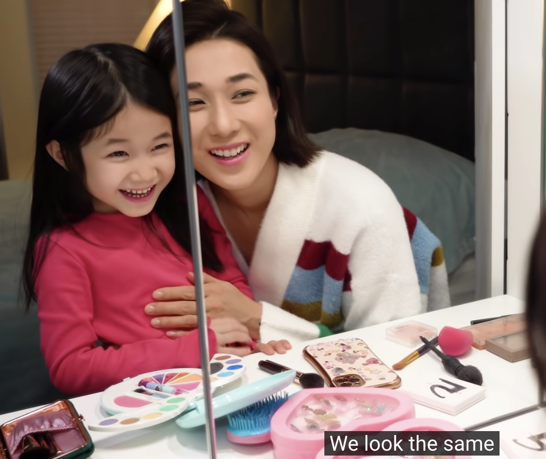 钟嘉欣和女儿为彼此化妆，英文粤语切换自如，Kelly表情古灵精怪