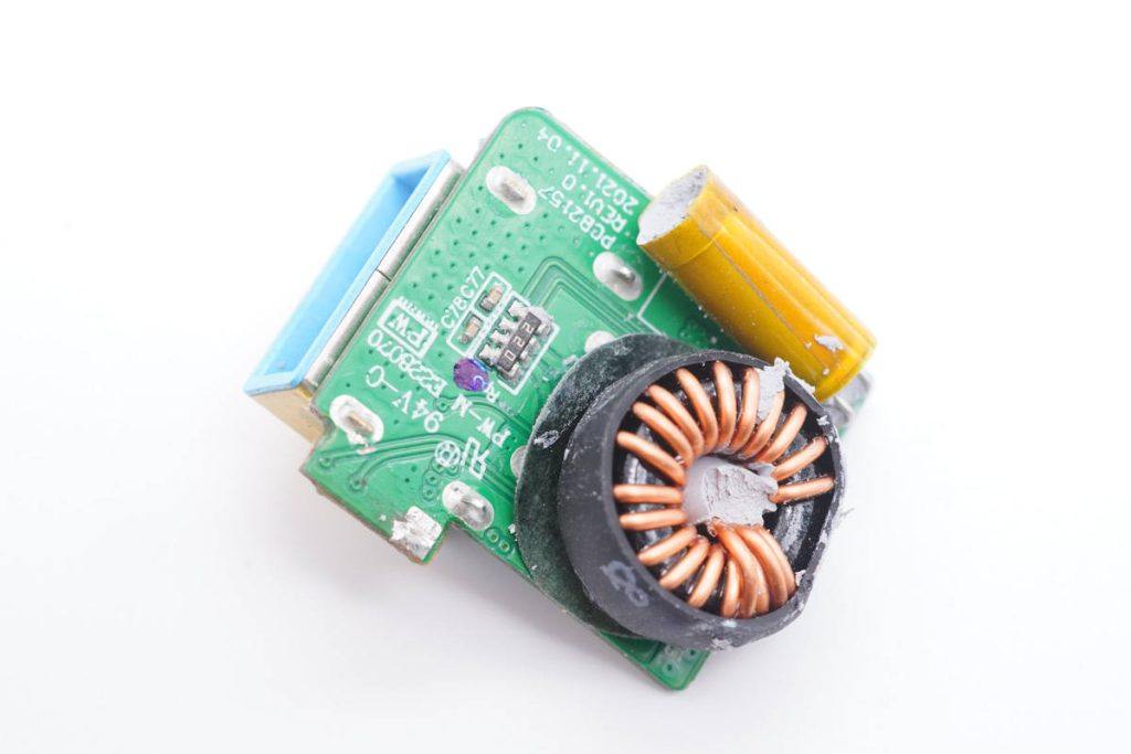 一个顶三个，支持三设备同时快充，安克100W氮化镓超能充拆解